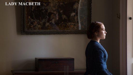 Florence Pugh in donkerblauw jurkje, kijkt naar buiten.