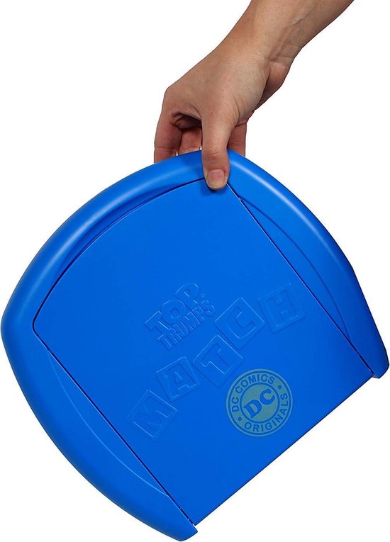 Blauw speelbord met DC Comics Top Trumps Match logo, vastgehouden door een hand.