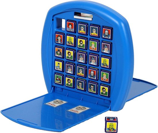 Blauw bordspel met vier rijen van zes DC Comics-personagekaarten, inclusief een dobbelsteen met Superman.