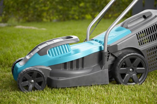 Grijze elektrische grasmaaier met turquoise details, op het gras.