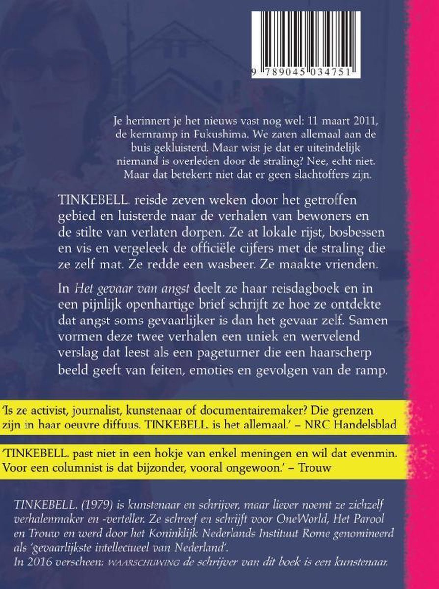 Een close-up van de achterkant van het boek 'Tinkebell' met tekst over de inhoud en recensies.