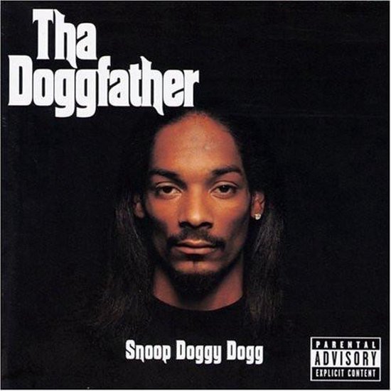 Albumhoes van Tha Doggfather door Snoop Dogg. Close-up van Snoop Dogg met donkere achtergrond.