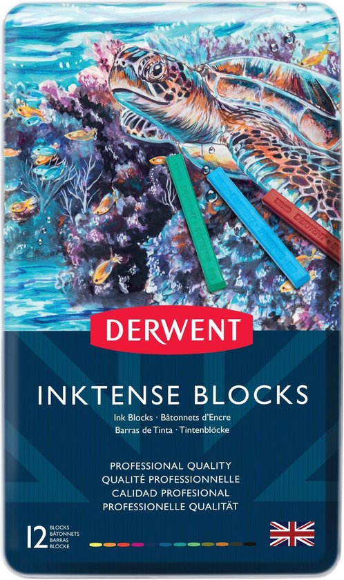 Derwent Inktense Blocks 12 met een zeegezicht met schildpad en drie kleurpotloden.