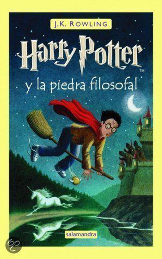 De cover van het boek 'Harry Potter en de Steen der Wijzen' met Harry op een bezemsteel, vliegend naar een kasteel, met een eenhoorn en een halve maan.