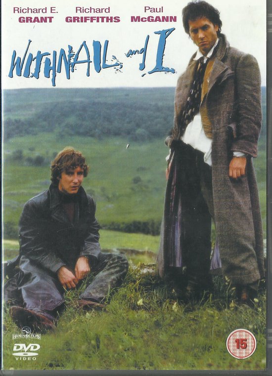 Twee mannen in een historische outfit, met de titel 'Withnail & I', op een heuvelachtig landschap.
