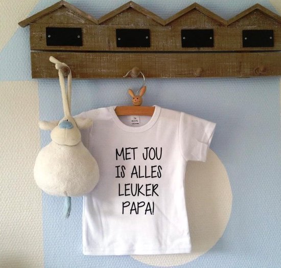 Shirtje baby tekst opdruk bedrukt eerste vaderdag cadeau | met jou is alles leuker papa | Lange of korte mouw | wit met zwart | maat 56-110