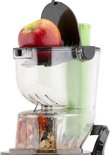 Close-up van Princess slowjuicer met een rode appel in de opening.