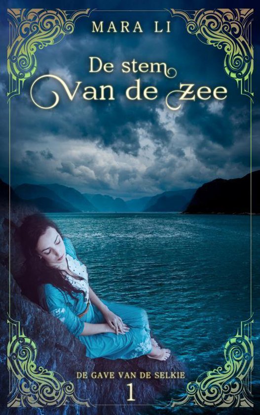 Boek 'De stem van de zee' door Mara Li. Een vrouw in een blauwe jurk ligt op een rots aan zee. De titel staat in sierlijke letters bovenaan.
