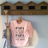 Shirtje baby roze meisje tekst papa eerste vaderdag cadeau |  papa is net zoals een gewone papa maar dan veel cooler | Lange of korte mouw | licht roze  met grijs | maat 56-110