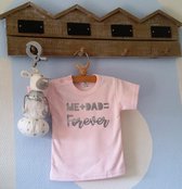 Shirtje baby roze meisje tekst papa eerste vaderdag cadeau | Me plus and dad is forever | Lange of korte mouw | licht roze met grijs | maat 56-110
