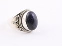 Bewerkte zilveren ring met blauwe zonnesteen - maat 18 Bewerkte zilveren ring met blauwe zonnesteen - maat 18