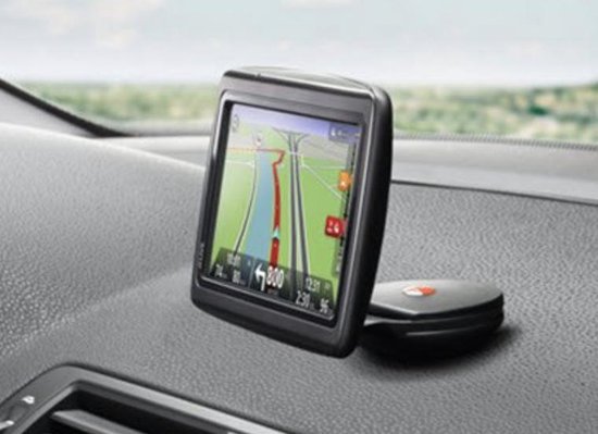 Navigatiesysteem met kaartweergave op het dashboard van een auto.