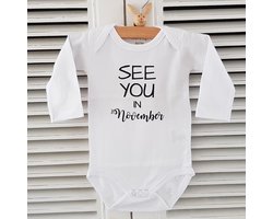 Baby romper met tekst zwangerschap aankondiging Zwangerschapsaankondiging 2026 2027 geboren maand See you in November | Lange mouw | wit | maat 50/56 Cadeau voor de liefste aanstaande oma en opa mama papa oom tante | Bekendmaking zwangerschap