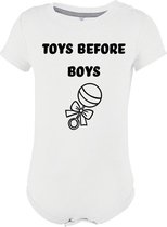 Luxe baby rompertje wit "Toys before boys" maat 9M