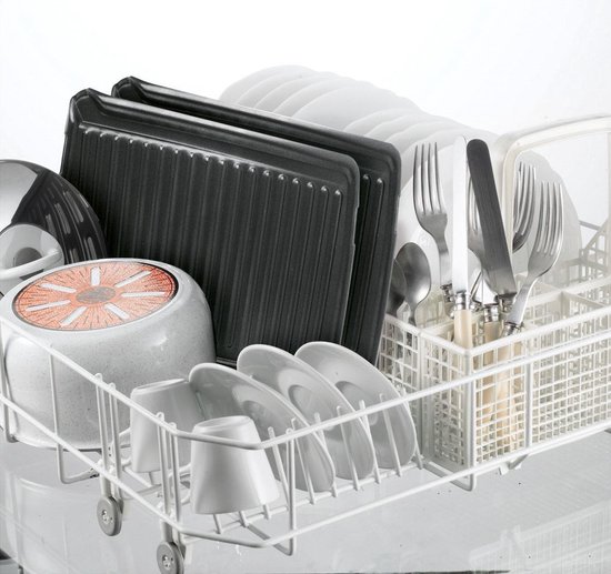 Vaatmand met servies, bestek en grillplaten.