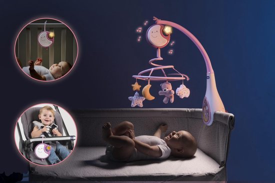 Baby in wieg en kinderstoel met roze muziekmobiel met maan, sterren en teddybeer.