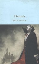 Boekomslag van Dracula van Bram Stoker met een schilderij van graaf Dracula in een zwarte cape, rode voering en een kasteel in de mist.