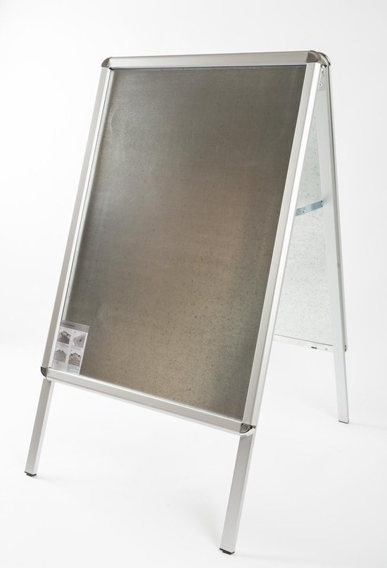 Op zoek naar een stormbestendige A1 stoepbord met zilveren watertank Op zoek naar een stormbestendige A1 stoepbord met zilveren watertank