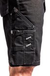 Detail van een zwarte werkbroek met cargozak, witte stiksels en lussen.