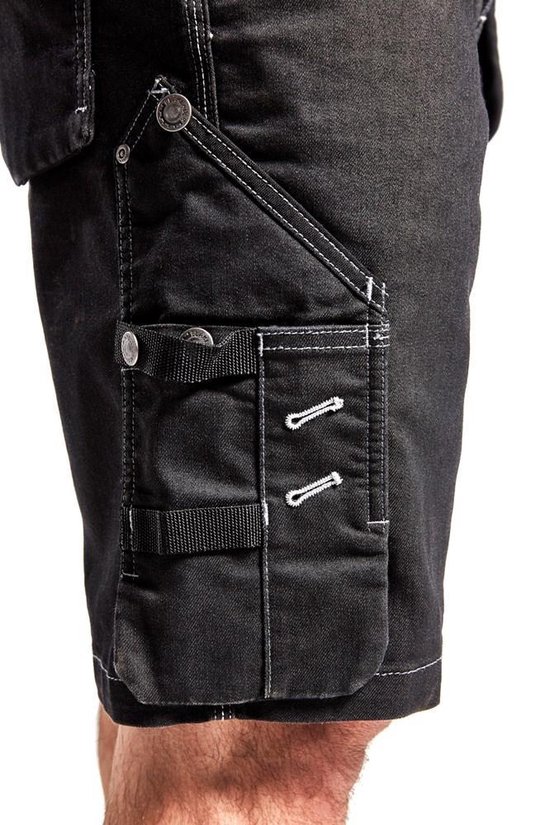 Detail van een zwarte werkbroek met cargozak, witte stiksels en lussen.