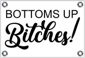 Tuinposter – Tekst: 'Bottoms up bitches!'– 90x60cm Foto op Tuinposter (wanddecoratie voor buiten en binnen)