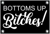 Tuinposter – Tekst: 'Bottoms up bitches!'– 90x60cm Foto op Tuinposter (wanddecoratie voor buiten en binnen)