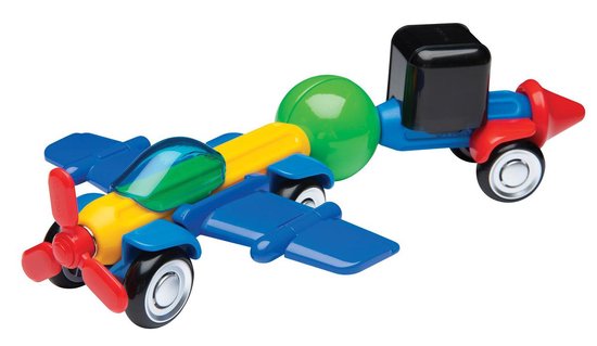Blauw vliegtuig met rode propeller, gele cockpit, groene bol en aanhanger met wielen.