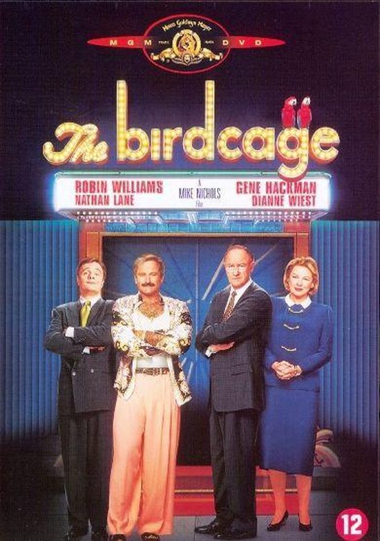 Vier personen staan voor een bioscoopbord met de tekst 'The Birdcage'. Twee mannen dragen een pak, één man een broek met blouse en de vrouw een blauw mantelpakje.