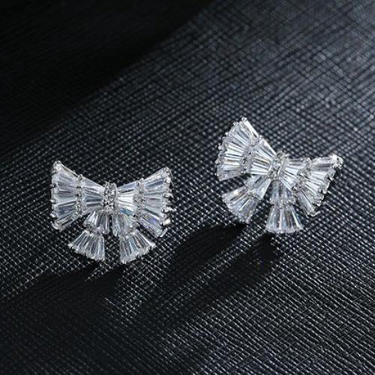 Oorbellen knopjes zilveren super blingbling vlinderstrik met zirkonia S925 platinum plated