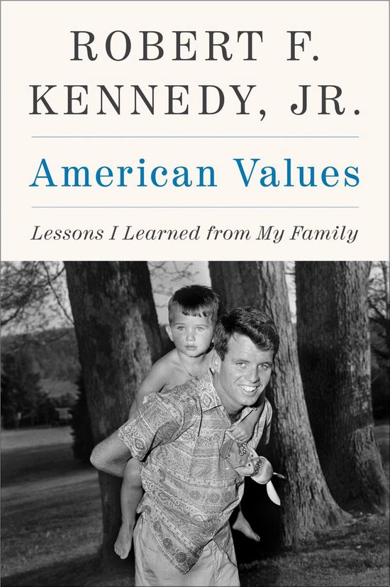 Robert F. Kennedy Jr. met zijn zoon op zijn rug. Titel: American Values.