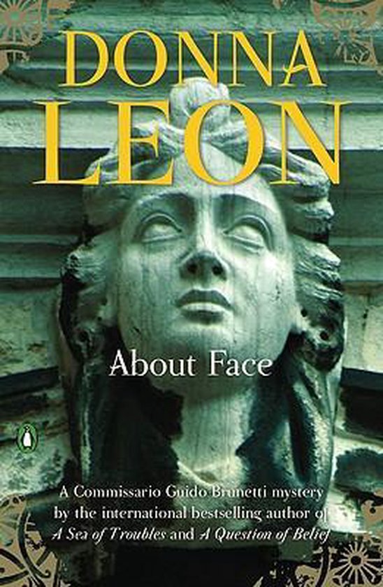 Couverture du livre 'About Face' de Donna Leon avec une statue en pierre grise représentant un visage sur fond vert.