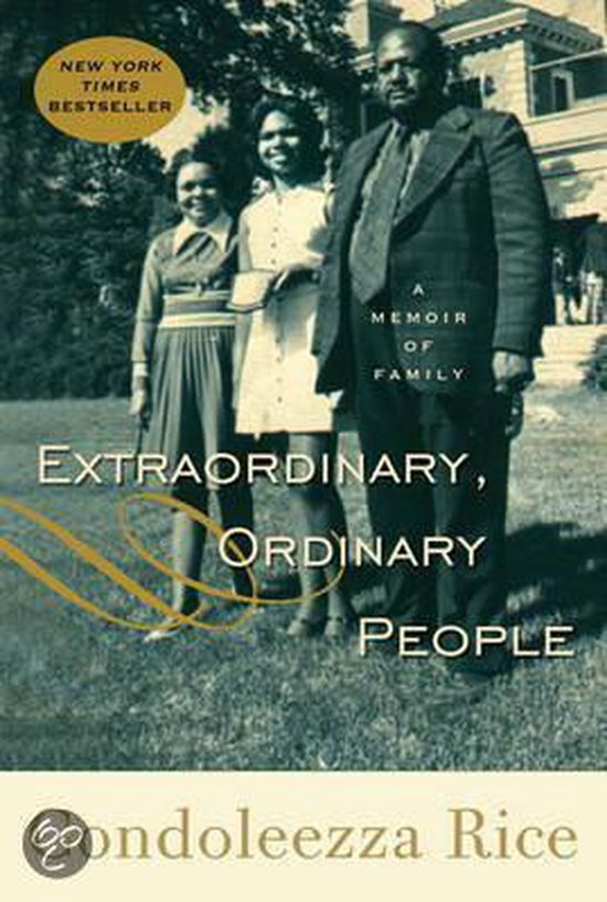Boekomslag 'Extraordinary, Ordinary People' door Condoleezza Rice, met een sepia-foto van een familie op het gras.