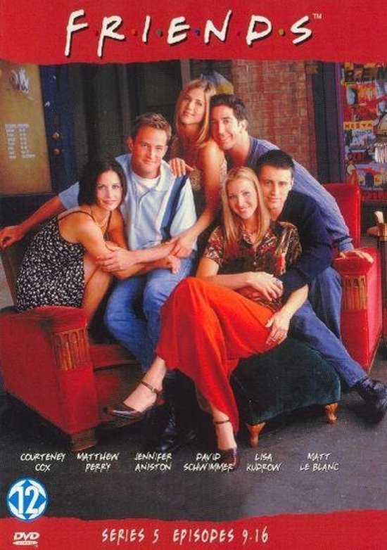 De cast van Friends, waaronder Courteney Cox, Matthew Perry, Jennifer Aniston, David Schwimmer, Lisa Kudrow en Matt Le Blanc, zittend op een rode bank. De serie 5 DVD is getoond.