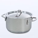 Casserole en acier inoxydable avec couvercle brillant et deux poignées courbées, sur fond blanc.