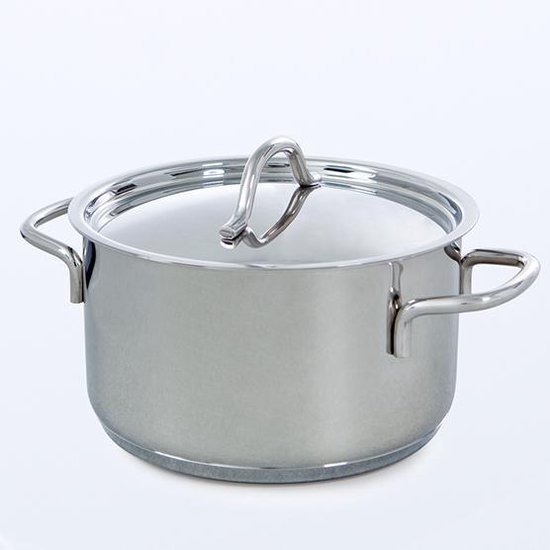 Casserole en acier inoxydable avec couvercle brillant et deux poignées courbées, sur fond blanc.
