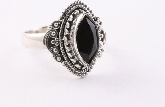 Bewerkte zilveren ring met gefacetteerde onyx