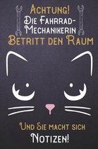 Achtung! Die Fahrrad-Mechanikerin betritt den Raum und Sie macht sich Notizen