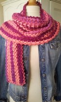 Handgemaakte sjaal in bordeauxrood / roze met glinsterdraad gehaakte luchtige sjaal