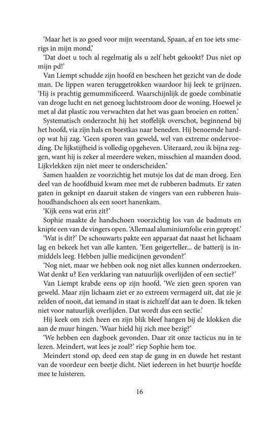 Illustratie van een scène uit een misdaadroman met een lichaam bedekt met plastic en een rubberen badmuts met een handschoen met aluminiumfolie.