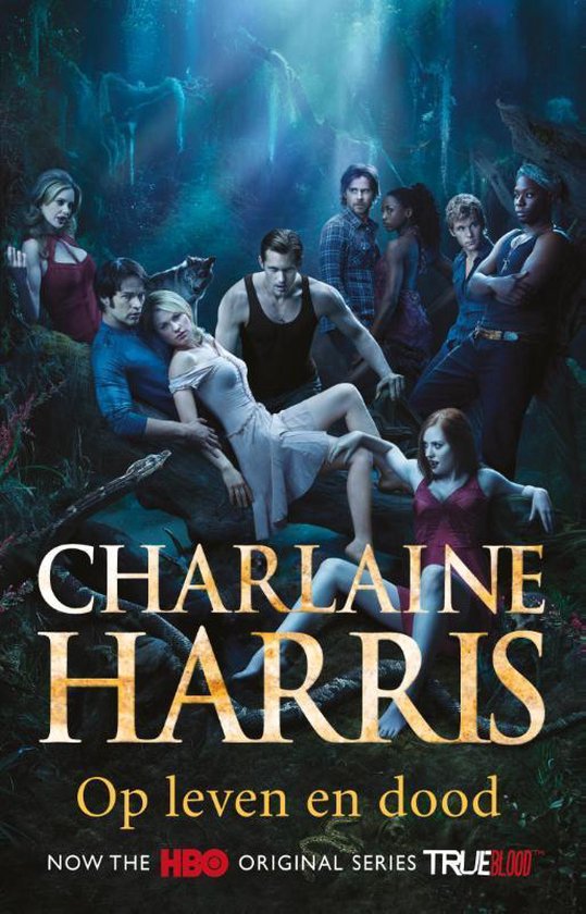 Boekcover van "Op leven en dood" met de cast van "True Blood" in een bosrijke omgeving.