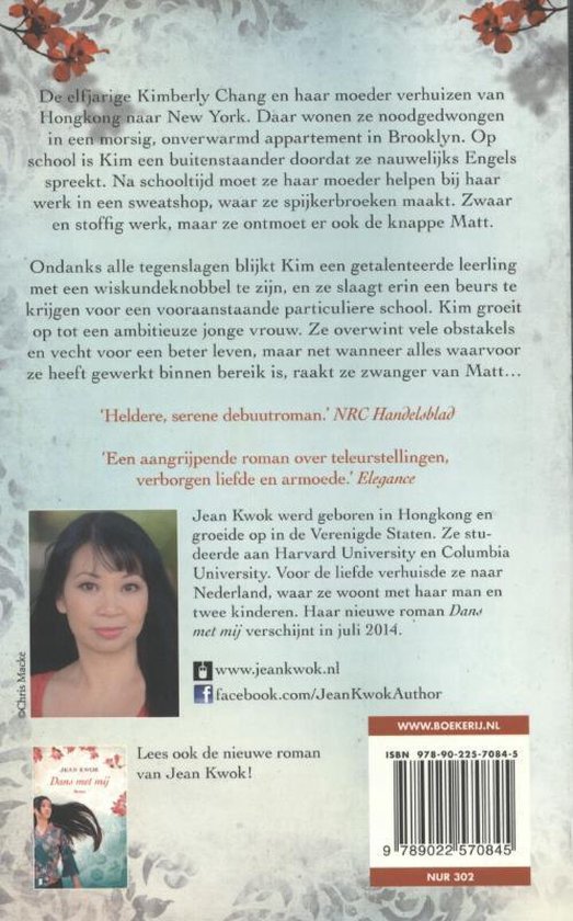 Achterkant van het boek 'Bijna thuis'. Bevat een foto van de auteur, Jean Kwok, en recensies. Links een kleine afbeelding van het boek 'Dans met mij'.
