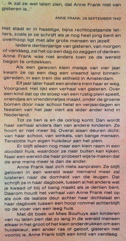 De tekst begint met een citaat van Anne Frank: '... ik zal ze wel laten zien, dat Anne Frank niet van gisteren is...'. Het betreft de inhoud van het boek.