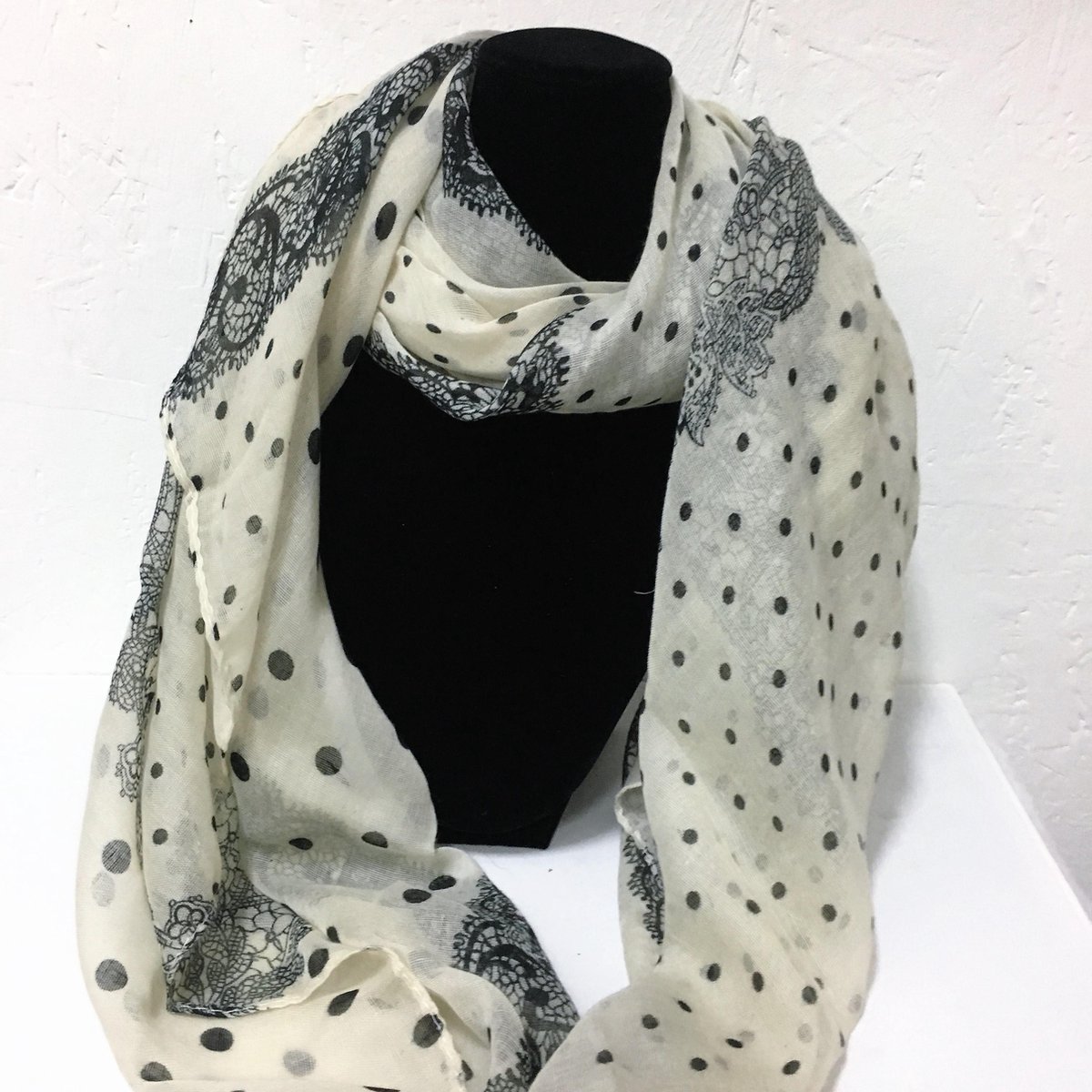 Fashionidea - Mooie beige zijde zachte sjaal met sierlijke zwarte prints
