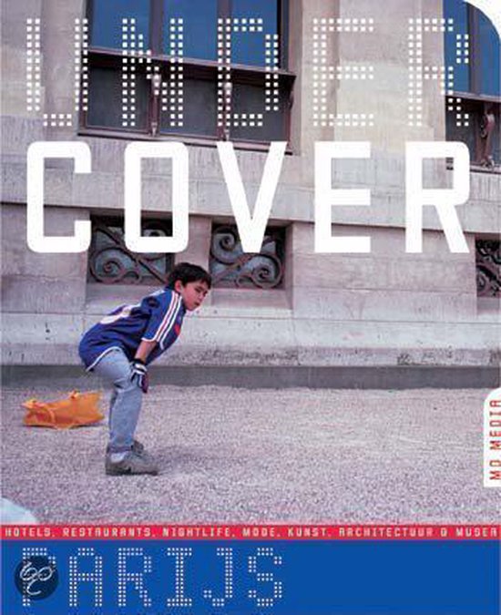 Jongen in blauw sportjack bukt zich naar oranje tas voor boek 'Under Cover Parijs'. MO MEDIA.