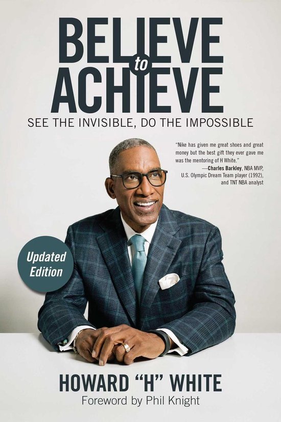 Livre "Believe to Achieve" avec Howard "H" White portant un costume à carreaux, une chemise blanche et une cravate bleue. Texte : "Believe to Achieve", "See the invisible, do the impossible", "Updated Edition".