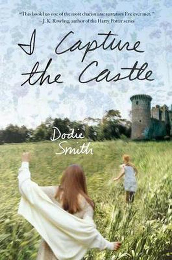 Couverture du livre I Capture the Castle de Dodie Smith, avec un château en arrière-plan et deux filles courant dans un champ. "J.K. Rowling, auteur de la série Harry Potter, la trouve l'une des narratrices les plus charismatiques."