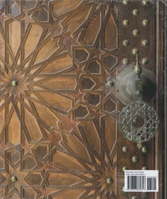 Boekomslag: Houten deur met ingewikkeld geometrisch snijwerk, koperen noppen en een grote messing deurklopper.
