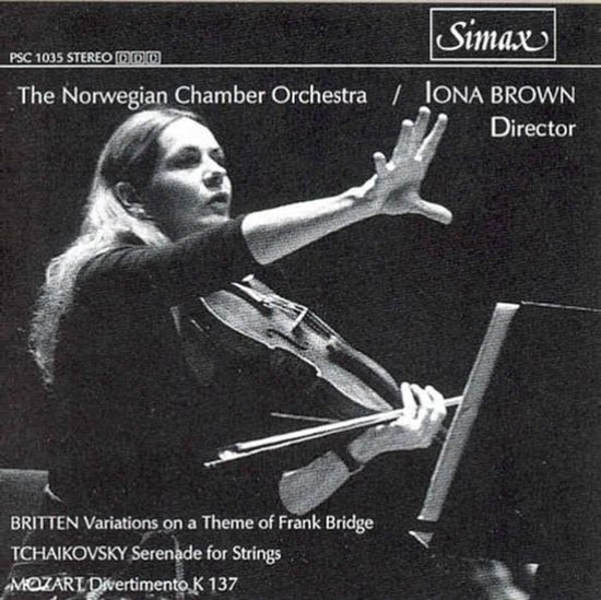 Iona Brown, directeur, dirigeert het Norwegian Chamber Orchestra met viool.
