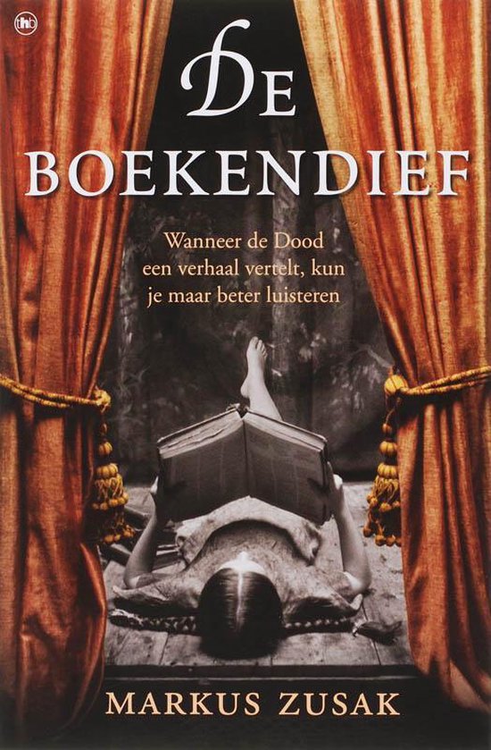 Une femme allongée sur un plancher en bois lit un livre, entourée de rideaux orange. Le titre "De Boekendief" est en haut.