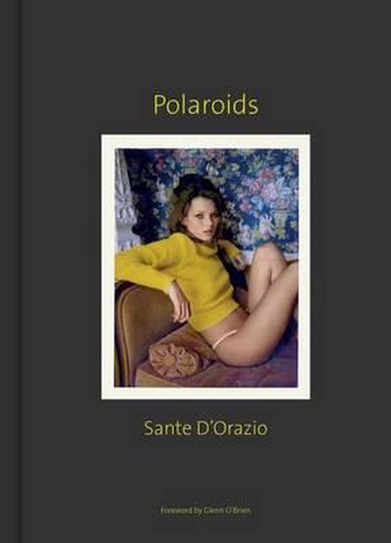 Boek 'Polaroids' van Sante D'Orazio. Een vrouw met blond haar in een gele coltrui en witte slip, zittend op een bank.